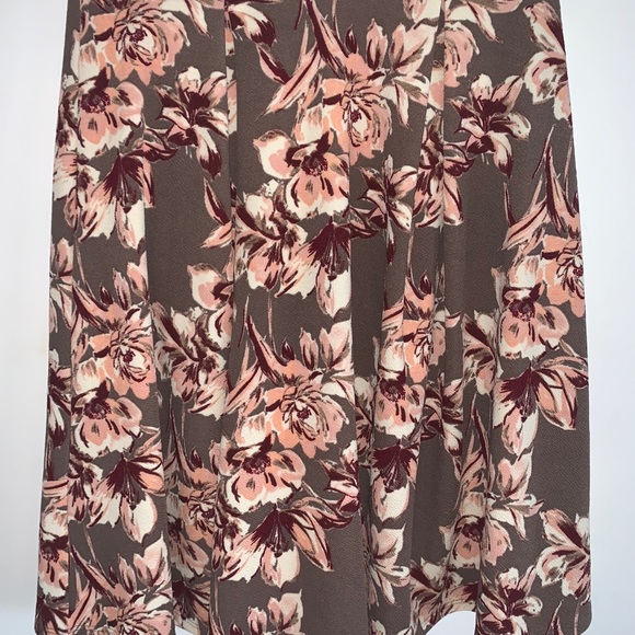 Beige skirt with flowers - Picture 2 of 2